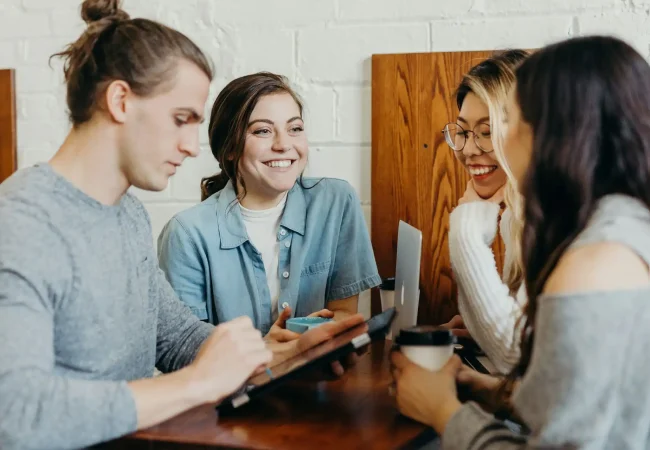 Internationale Teams lernen gemeinsam mit einem mehrsprachigen Moodle-Kurs.